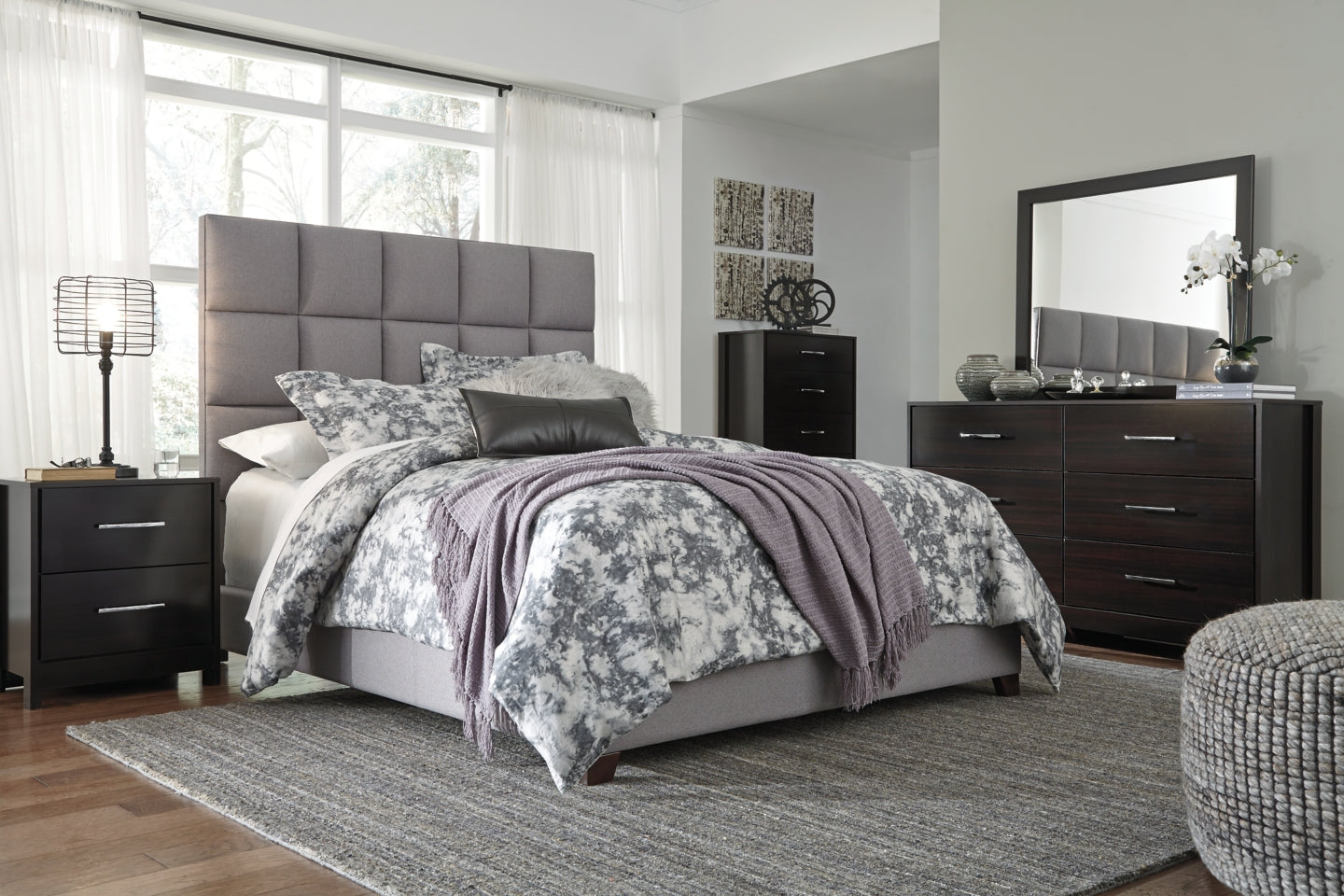 Dolante Queen Upholstered Bed - furniture place usa